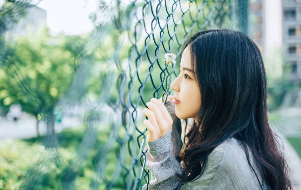 “那些辎重，就赏给这些人吧。”庞德看了一眼已经开始有些混乱的西域战士，皱了皱眉道，作为吕布帐下的精锐部队，对于刘备留下来的那些东西，可是不怎么看得上眼的，但那些兵器对于西域将士而言，还是很有吸引力的。
